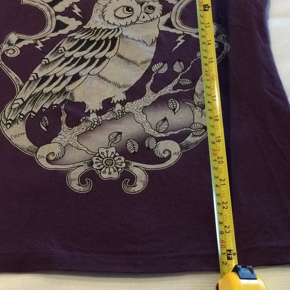 Black Market Art V-Neck Tee with Owl design - Picture 6 of 7